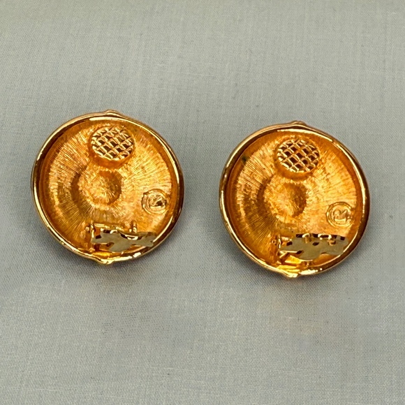 Vintage Swarovski Swan Signed Crystal, Faux Pearl, Black Enamel Clip Earrings - Picture 4 of 10